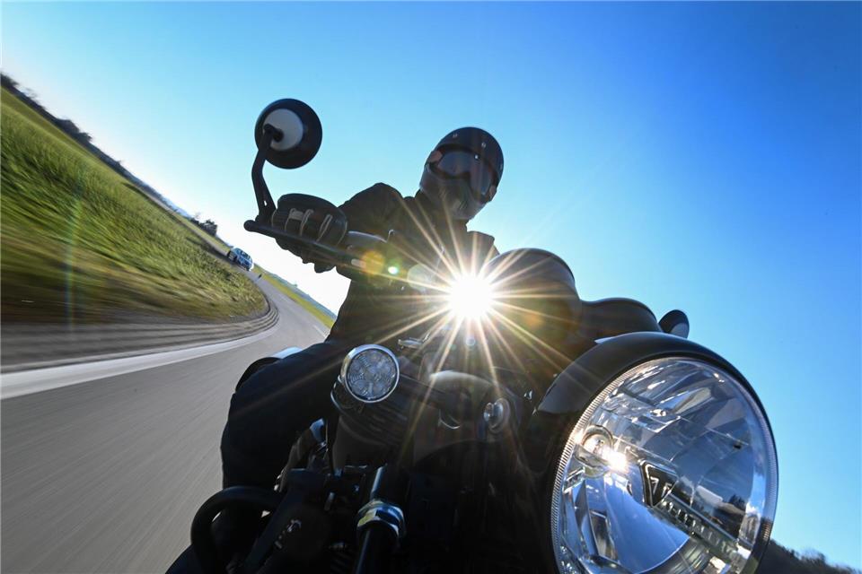 Wenn die Motorradsaison beginnt, sollten Autofahrerinnen und -fahrer besonders aufmerksam sein. Oft schätzen sie das Tempo der Biker falsch ein.picture alliance/dpa
