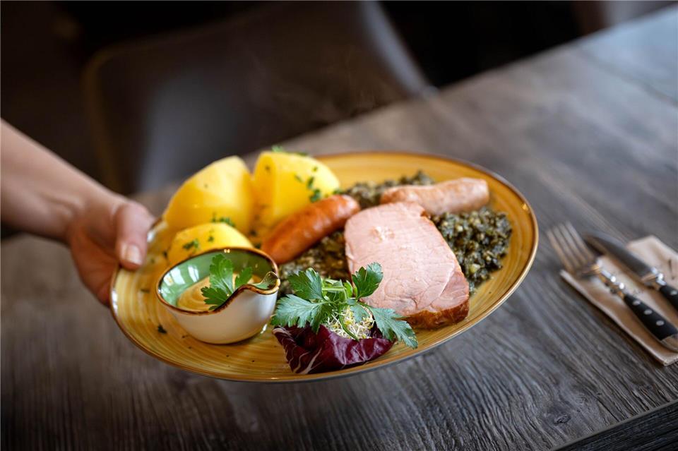 Wenn die Rheinland-Pfälzerinnen und Rheinland-Pfälzer zu besonderen Anlässen ins Restaurant gehen, dann wird gerne mit Qualität geschlemmt. (Archivbild)Sina Schuldt/dpa