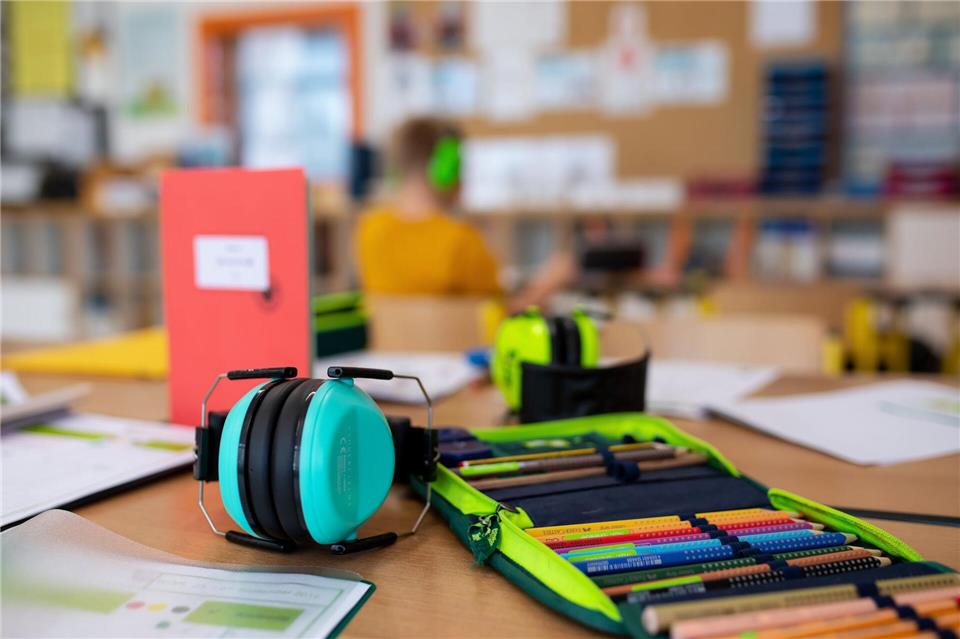 Wenn die Schule wieder losgeht, tauchen auch die alten Fragen wieder auf: Wie viele Proben sind erlaubt? Was ist mit Nachsitzen? (Symbolbild)Sven Hoppe/dpa