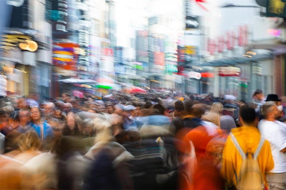 Wenn die Sinne auf „laut“ stehen: Gedränge, Gerüche, Geräusche – Hochsensibilität kann dahinterstecken, muss aber nicht.picture alliance/dpa