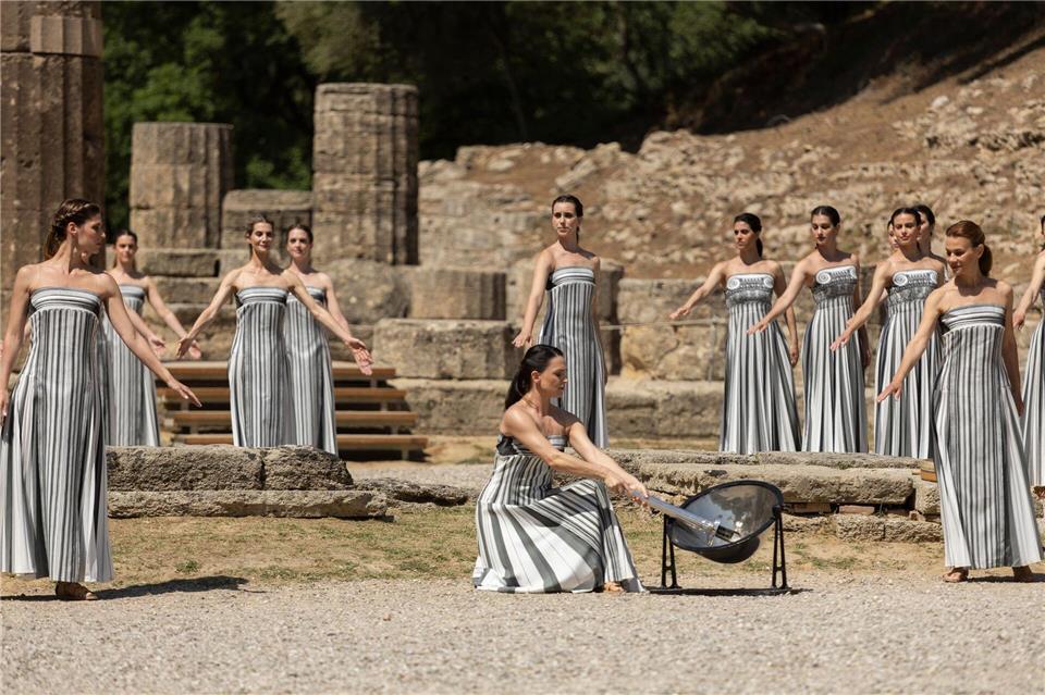 Wenn die Sonne nicht scheint, funktioniert es auch nicht mit der Entzündung des olympischen Feuers unter freiem Himmel. (Archivbild)Socrates Baltagiannis/dpa