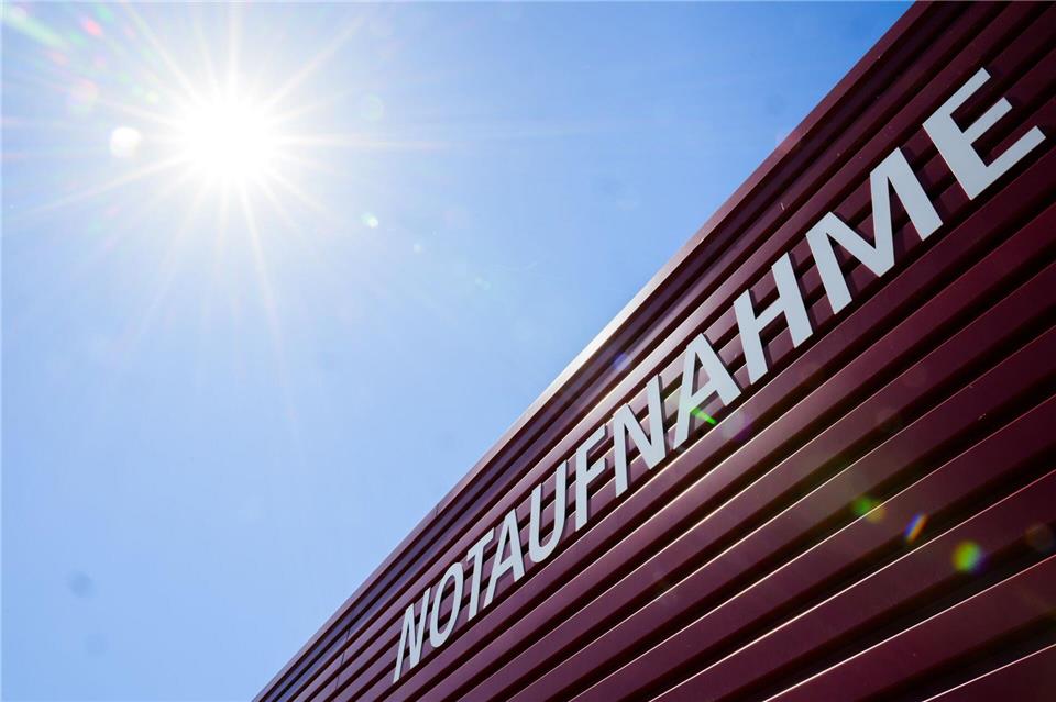 Wenn die Sonne über Tage brennt und die Temperaturen gen 40 Grad klettern, kann das Kliniken vor Probleme stellen. (Archivbild) Julian Stratenschulte/dpa
