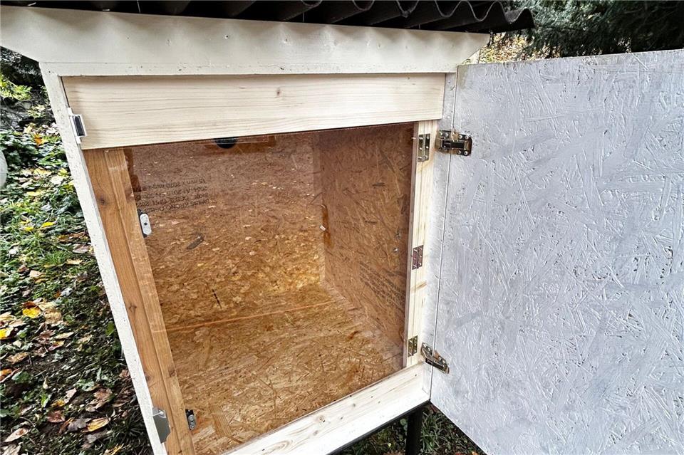 Wenn die Tür geschlossen wird, werden Tierschützer alarmiert.-/Stiftung Tierklappe/dpa