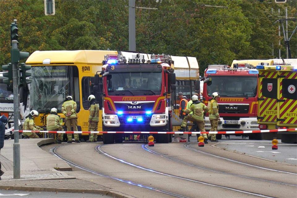 Wenn die Unfallaufnahme abgeschlossen ist, müssen die verkeilten Fahrzeuge voneinander getrennt und die Straßenbahn zurück ins Gleis gehoben werden.--/xcitepress/dpa