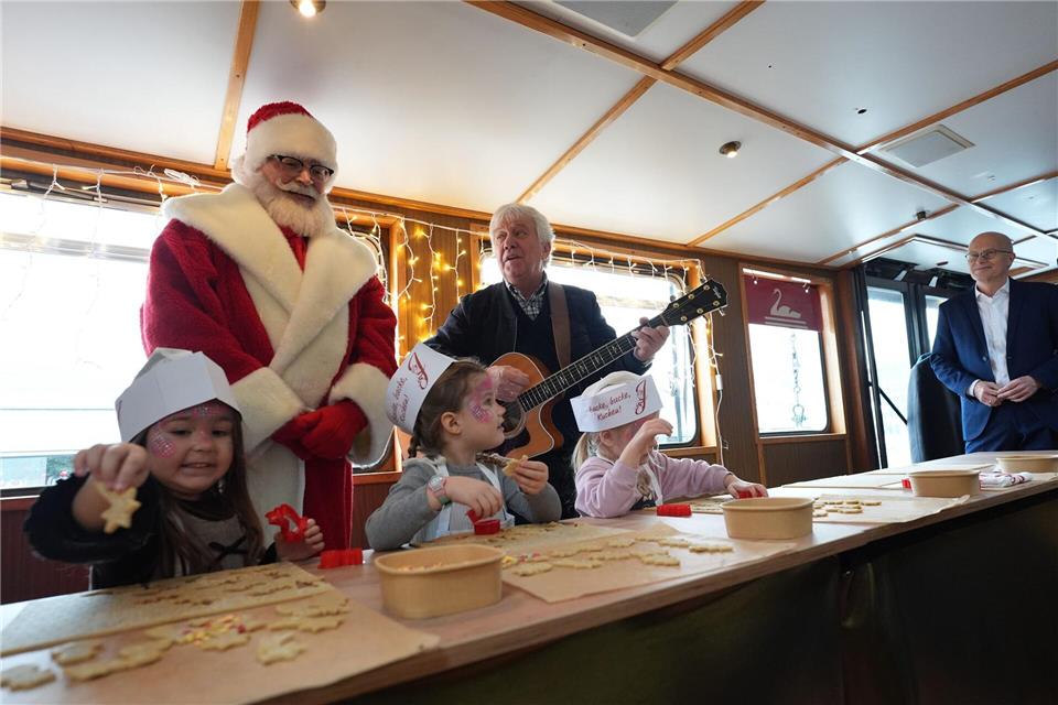 Wenn die Weihnachtsbäckerei auf einem Hamburger Schiff eröffnet wird, ist auch Rolf Zuckowski nicht weit. Marcus Brandt/dpa