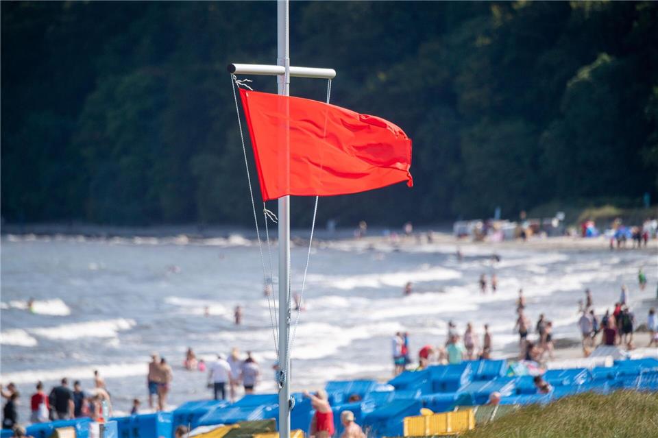 Wenn die rote Flagge gehisst ist, sollte man nicht ins Wasser gehen.(Archivbild)Stefan Sauer/dpa