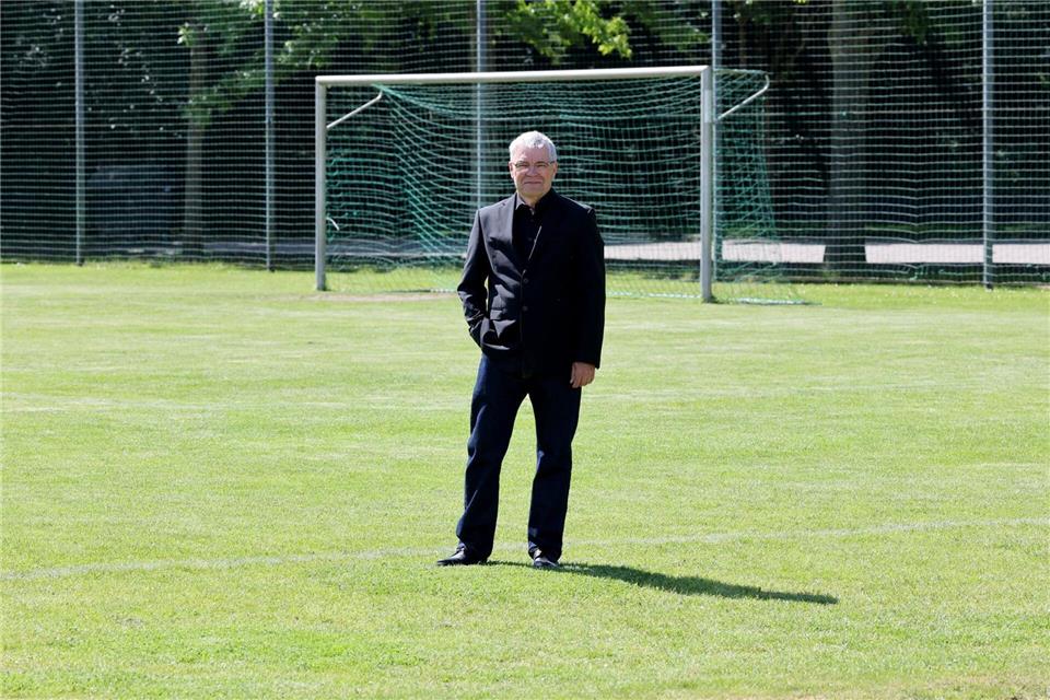 Weder Buchen noch Eichen - Was tun, wenn es blitzt? Wenn ein Blitz einschlägt, können Fußballplätze gefährlich werden, warnt der Rostocker Rechtsmediziner Fred Zack.Bernd W�stneck/dpa