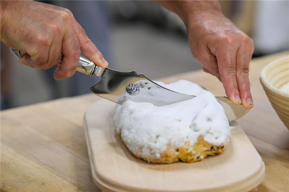 Wenn ein Dresdner Stollen angeschnitten wird, kommt nach alter Tradition ein Stollenmesser zum Einsatz.Robert Michael/dpa