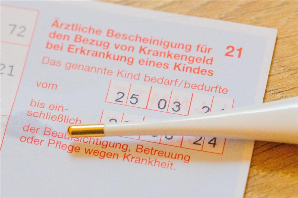 Wenn ein Kind krank ist, bleiben in MV Frauen deutlich häufiger zu Hause als Männer. (Symbolbild)Fernando Gutierrez-Juarez/dpa
