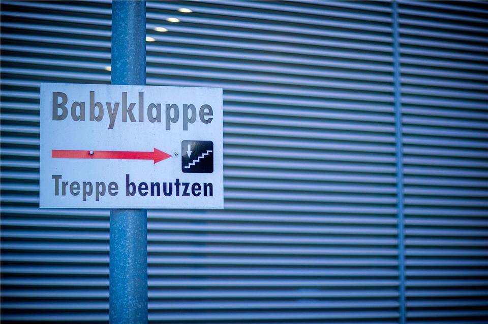 Wenn ein neugeborenes Kind in eine Babyklappe gelegt wird, dann wird über einen Alarm sofort das Klinikpersonal informiert. (Symbolbild)Jens Büttner/dpa-Zentralbild/dpa