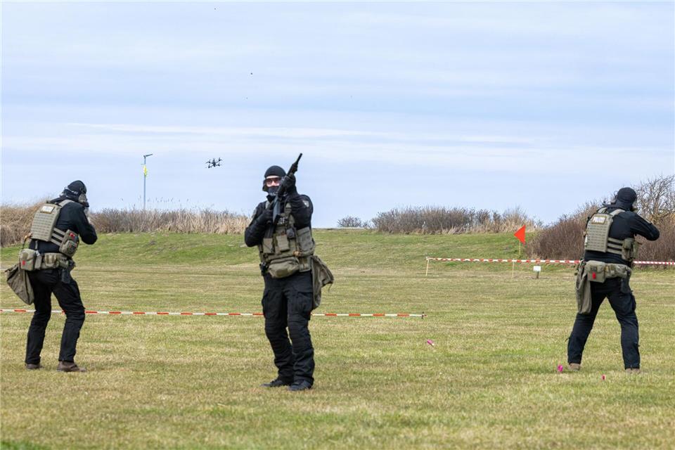 Wenn eine Drohne zur Gefahr wird, können Polizisten zum Schrotgewehr greifen.Ulrich Perrey/dpa