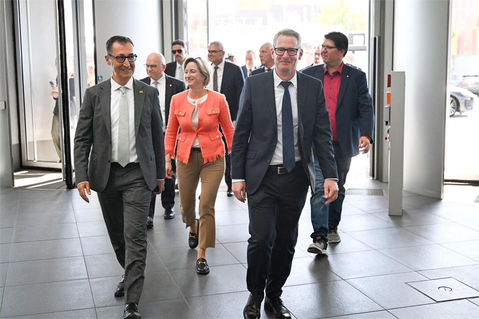Wenn er die Kostenstruktur des Standorts Neckarsulm „vergleiche mit Wolfsburg, dann muss sich Neckarsulm nicht verstecken“, sagt Özdemir.Bernd Weißbrod/dpa