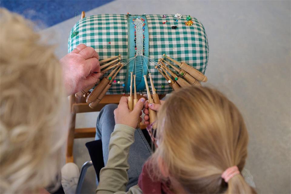 Wenn es beim Klöppen mal nicht richtig klappt, kommt Lehrerin Manuela Fischer und hilft.Katharina Kausche/dpa