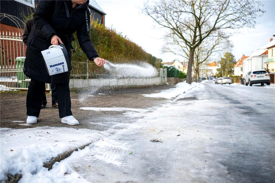 Wenn es glatt ist, hilft nur eins - streuen mit Taumitteln, entweder mit oder ohne Salz.Sina Schuldt/dpa