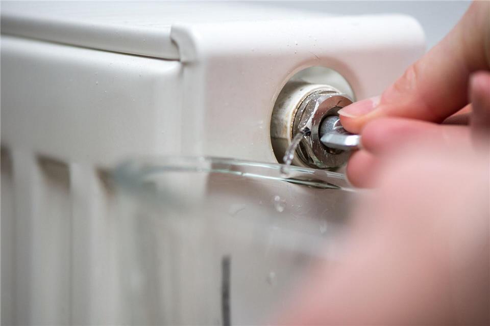 Wenn es gluckert oder die Heizkörper nicht gleichmäßig warm werden, sollte man sie entlüften.picture alliance/dpa/dpa-tmn