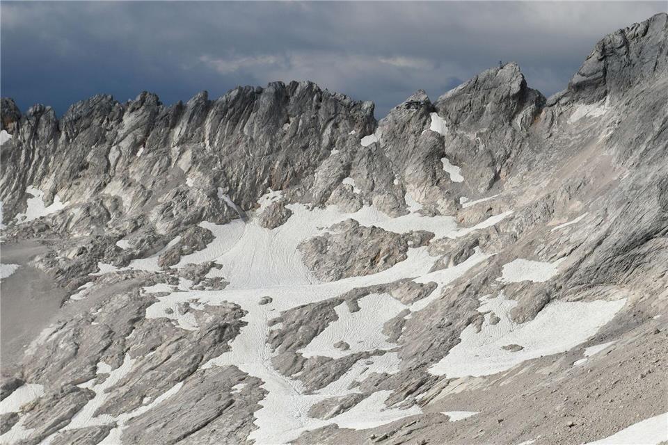 Wenn es im Gebirge zunehmend wärmer wird, gehen immer mehr Gletscher verloren. (Archivbild)Angelika Warmuth/dpa