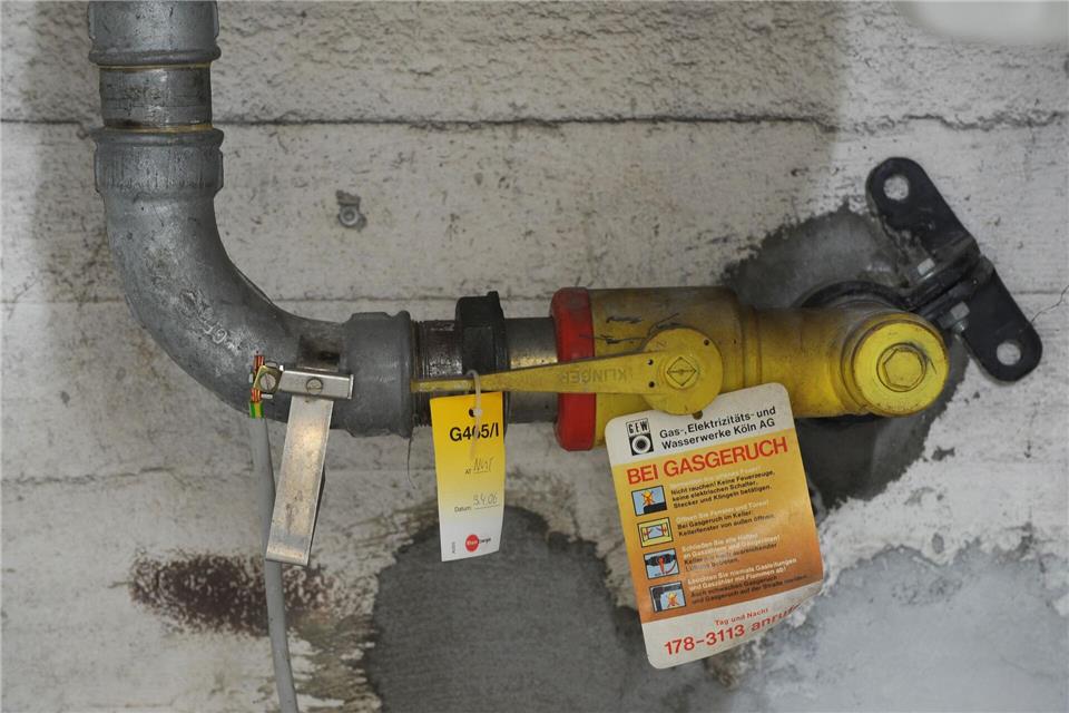 Wenn es im Haus nach Gas riecht, sollte der Haupthahn zugedreht, die Fenster geöffnet und das Gebäude umgehend verlassen werden.Jörg Carstensen/dpa/dpa-tmn