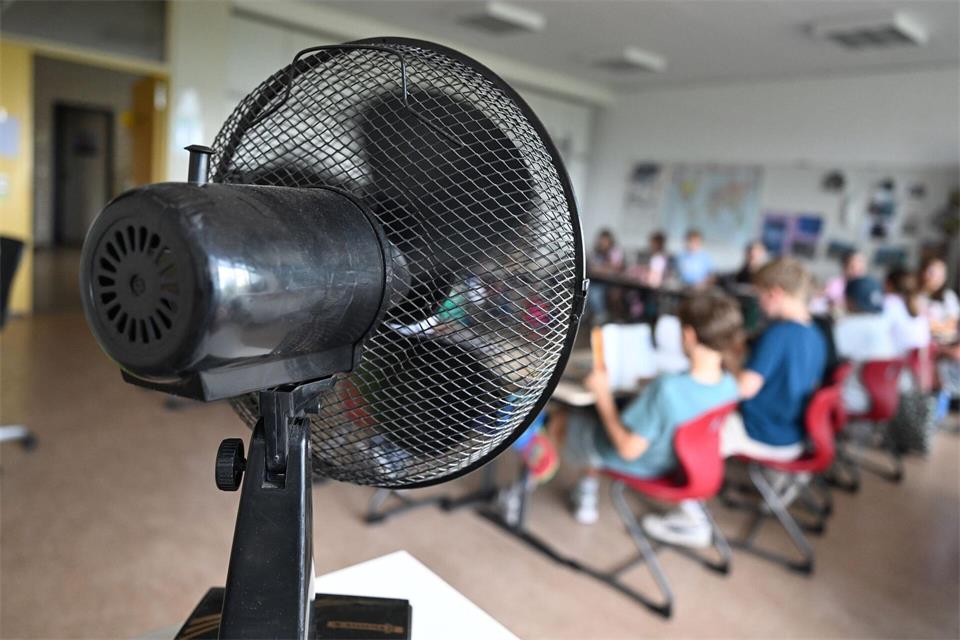 Wenn es im Sommer wieder heiß wird in den Klassenzimmern, sollen nach Willen des Ministeriums klarere Regeln gelten. (Archivbild)Bernd Weißbrod/dpa