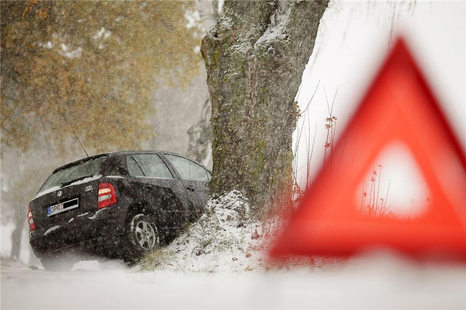 Wenn es kracht, gilt zuerst: Warnblinker einschalten, Warnweste anlegen und das Warndreieck aufstellen.Hannibal Hanschke/dpa/dpa-tmn