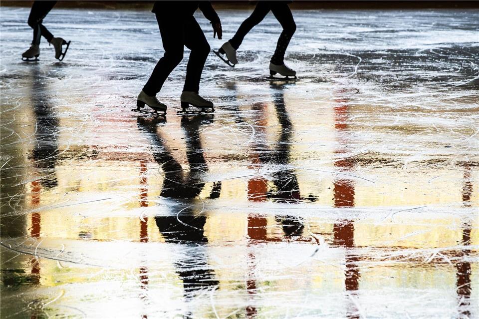 Wenn es mal nicht das süße Eis zum Schlecken sein soll, hilft Schlittschuhfahren zur Abkühlung. (Archivbild)Swen Pförtner/dpa