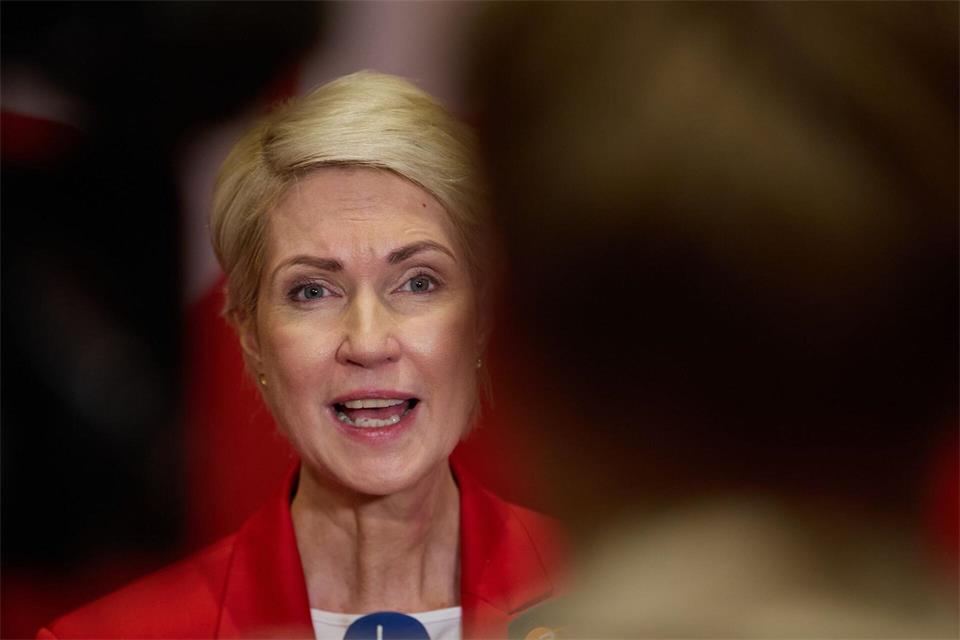 Wenn es nach der SPD in Mecklenburg-Vorpommern gehe, könne es schon am Montag mit den Koalitionsverhandlungen losgehen, sagte Ministerpräsidentin Manuela Schwesig.Jens Büttner/dpa