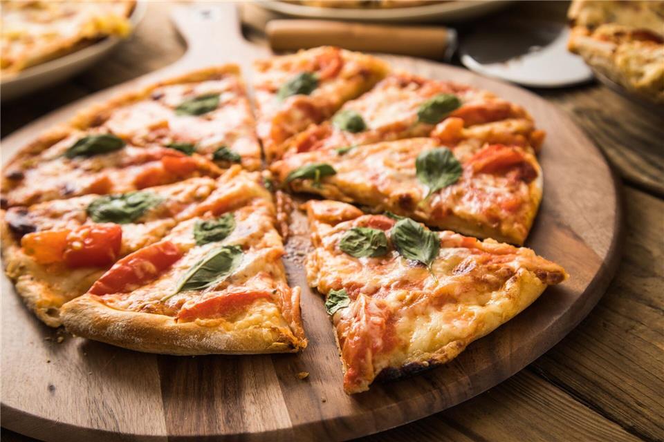 Wenn es wirklich schnell gehen muss, tut es auch mal eine Tiefkühlpizza - gerne aufgewertet mit einer Extraportion Gemüse und Mozzarella.picture alliance/dpa/dpa-tmn