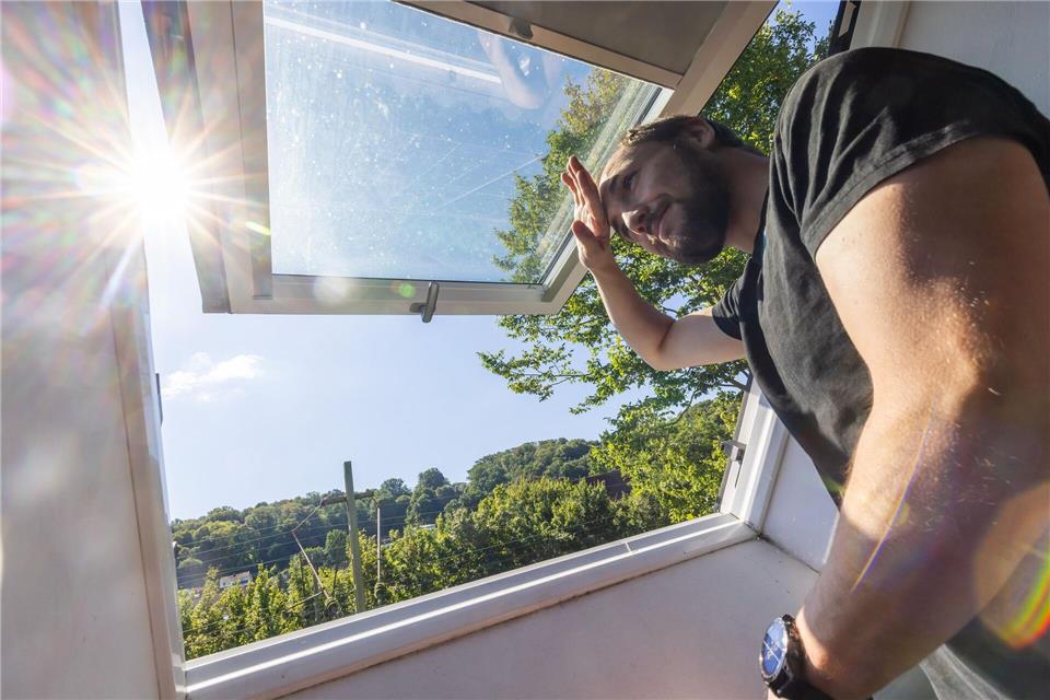 Wenn es zu heiß wird, will der Student Johannes Wichert aus seiner Dachgeschosswohnung fliehen.Christian Lademann/dpa