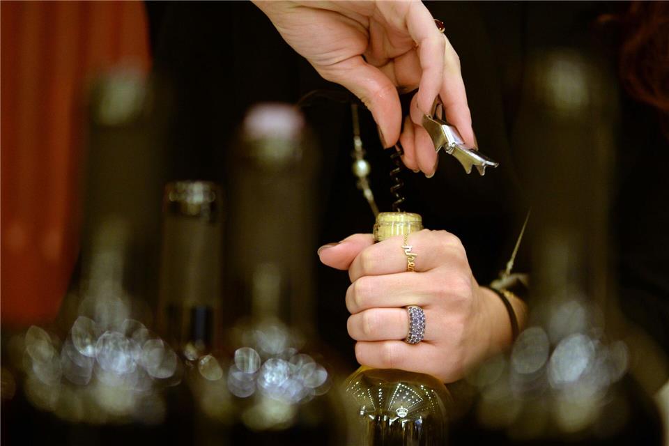 Wenn etwa die gute Flasche Wein im Regal zu Hause nicht zum Alltagsessen passt, gibt es manchmal die Chance, die Flasche mit ins Restaurant zu bringen und dort zum passenderen Menü zu trinken; dafür erhält das Lokal dann ein Korkengeld. (Symbolbild)picture alliance / Jens Kalaene/dpa-Zentralbild/dpa