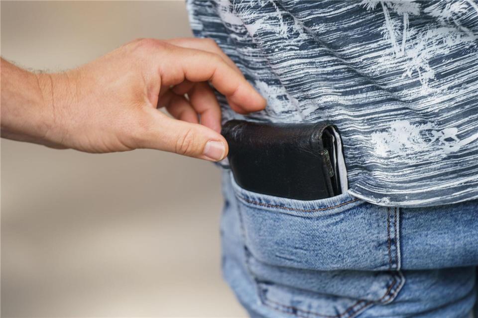 Wenn etwas an Unis geklaut wird, dann sind es leicht zu tragende Wertgegenstände wie Bargeld oder Handys (Symbolbild)Andreas Arnold/dpa