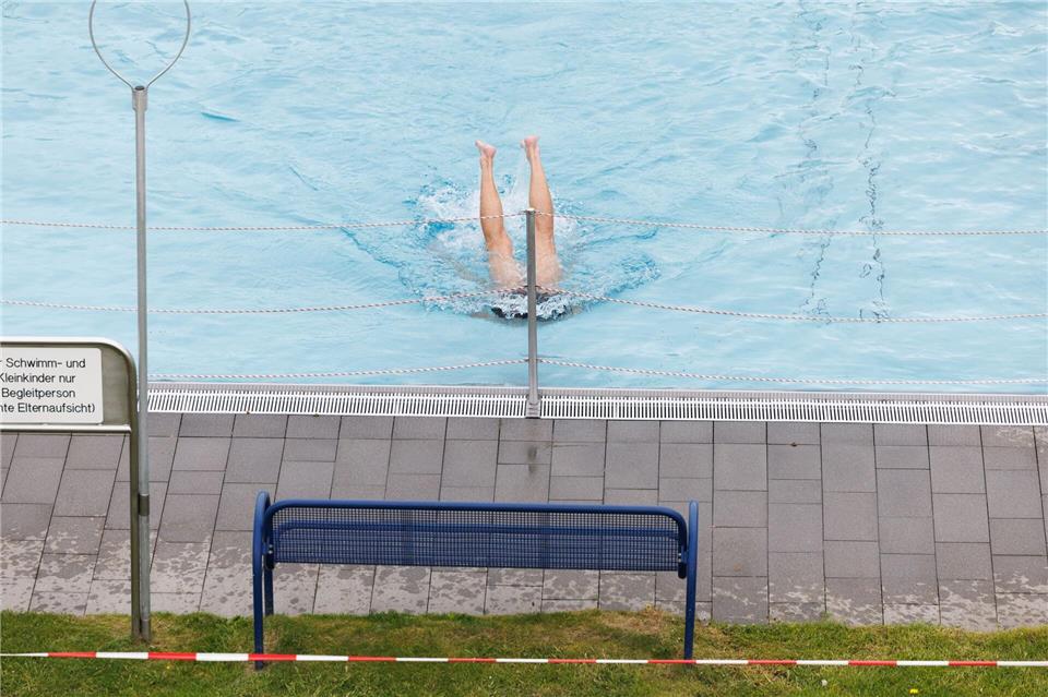 Wenn in der Stadtkasse Ebbe herrscht, bekommen auch die Bürger das zu spüren - wenn etwa bei Schwimmbädern gespart werden muss. (Symbolbild)Friso Gentsch/dpa