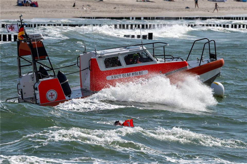 Wenn jemand auf Nord- oder Ostsee in Not gerät, rücken die Seenotretter aus. (Archivbild)Stefan Sauer/dpa