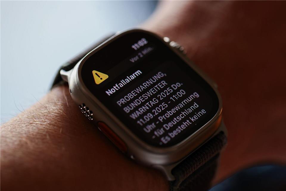 Wenn jemand eine WarnApp installiert hat, bekommt er per Mobilfunk gleich zweimal einen Hinweis auf den Probealarm - per Cell Broadcast und über die App.Rolf Vennenbernd/dpa