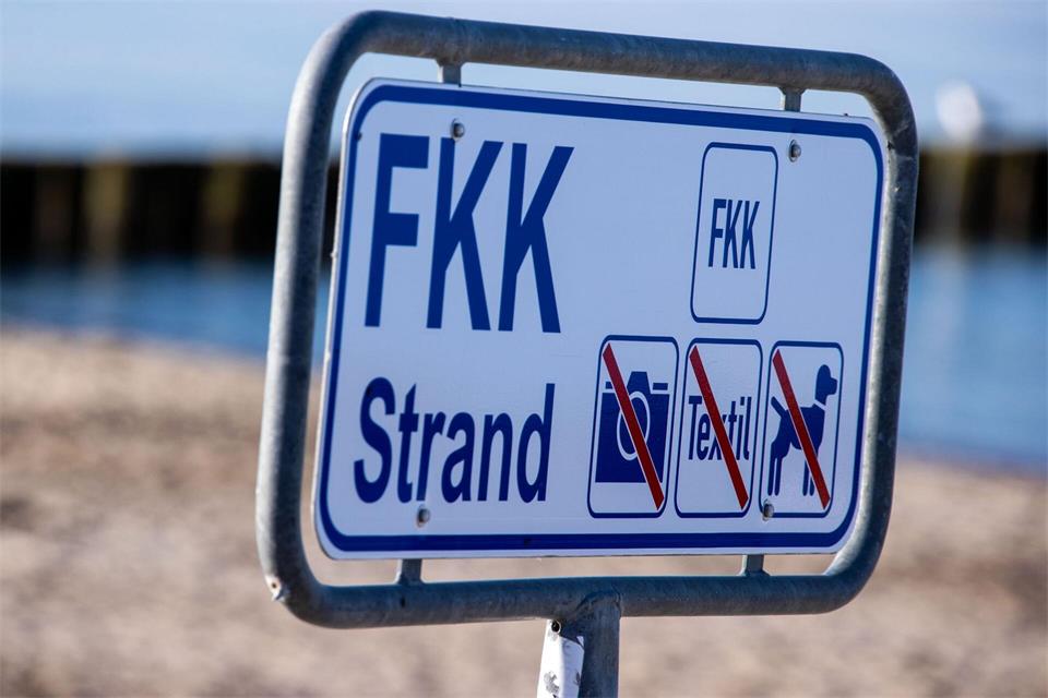 Wenn jemand nackt am Strand liegt, bedeutet das nicht, dass sie oder er dort fotografiert werden darf. (Symbolbild)Jens Büttner/dpa-Zentralbild/ZB