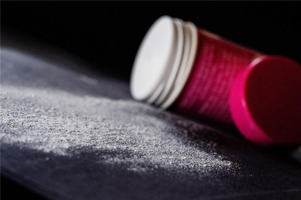 Wenn keine Zeit zum Haarewaschen bleibt: „Öko-Test“ hat 26 Trockenshampoos untersucht.Franziska Gabbert/dpa-tmn