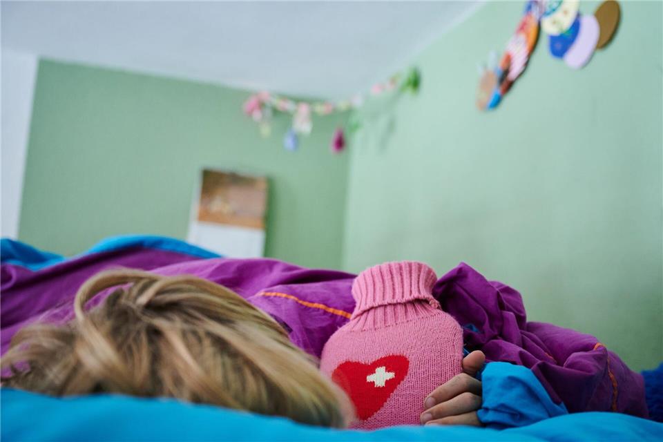 Wenn kranke Kinder betreut werden müssen, bleiben überwiegend Mütter zu Hause. (Archivbild)Annette Riedl/dpa