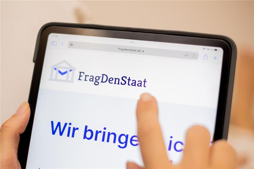 Wenn künftig nur noch Privatpersonen frageberechtigt seien, blieben Organisationen wie die Deutsche Umwelthilfe, Amnesty International und FragDenStaat außen vor, sagte kürzlich Arne Semsrott, Projektleiter von FragDenStaat. (Archivfoto)Christoph Soeder/dpa