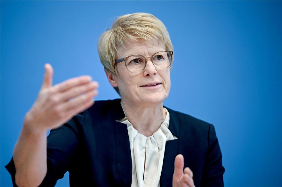 „Wenn man den Menschen Versprechungen macht, die man am Ende nicht halten kann, dann sorgen sie nicht privat vor, obwohl viele es könnten“, meint die Wirtschaftsweise Veronika Grimm. (Archivbild)Britta Pedersen/dpa