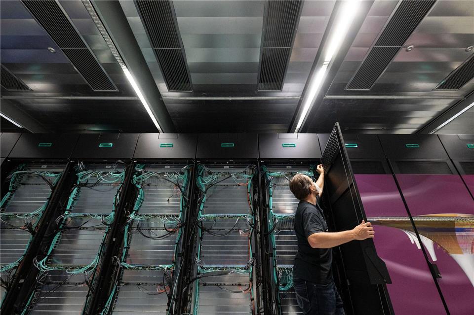 „Wenn man die Kernsysteme nicht modernisiert, redet man mit KI nur etwas schön.“ (Archivbild)Marijan Murat/dpa