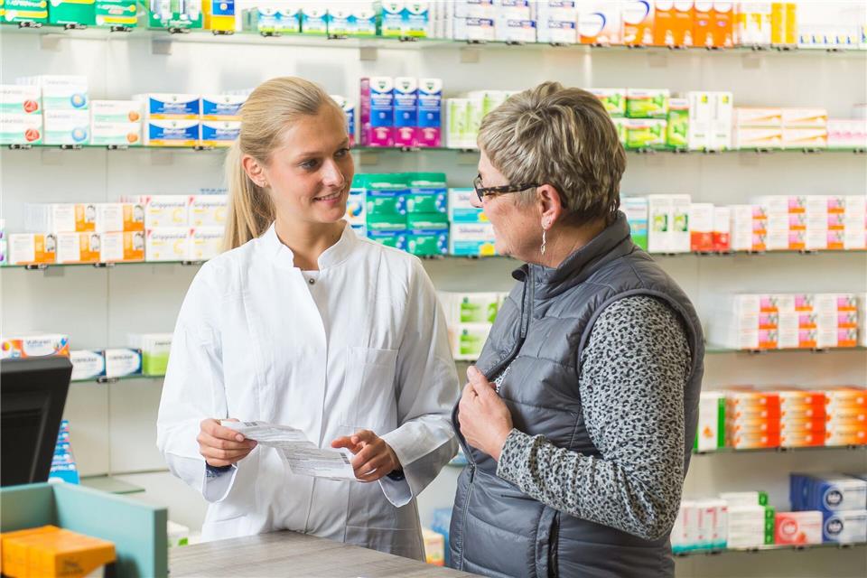 Wenn man ein Medikament rasch benötigt, ist man mit der Apotheke vor Ort am besten bedient. picture alliance/dpa/dpa-tmn