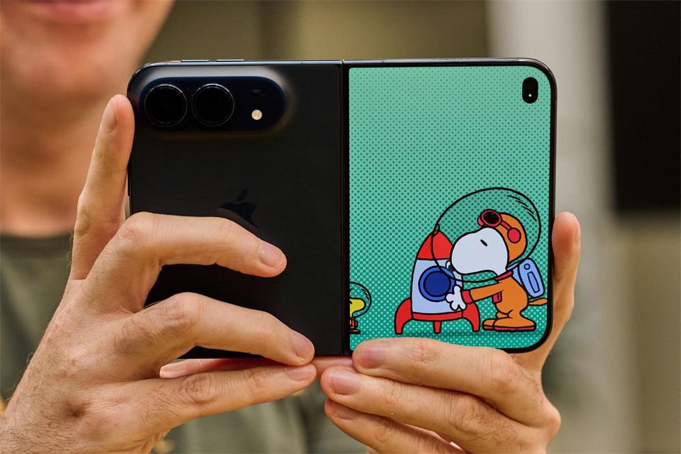 Wenn man für ein Foto die Aufmerksamkeit von Kindern gewinnen will, kann Snoopy auf dem Außendisplay helfen.Zacharie Scheurer/dpa-tmn