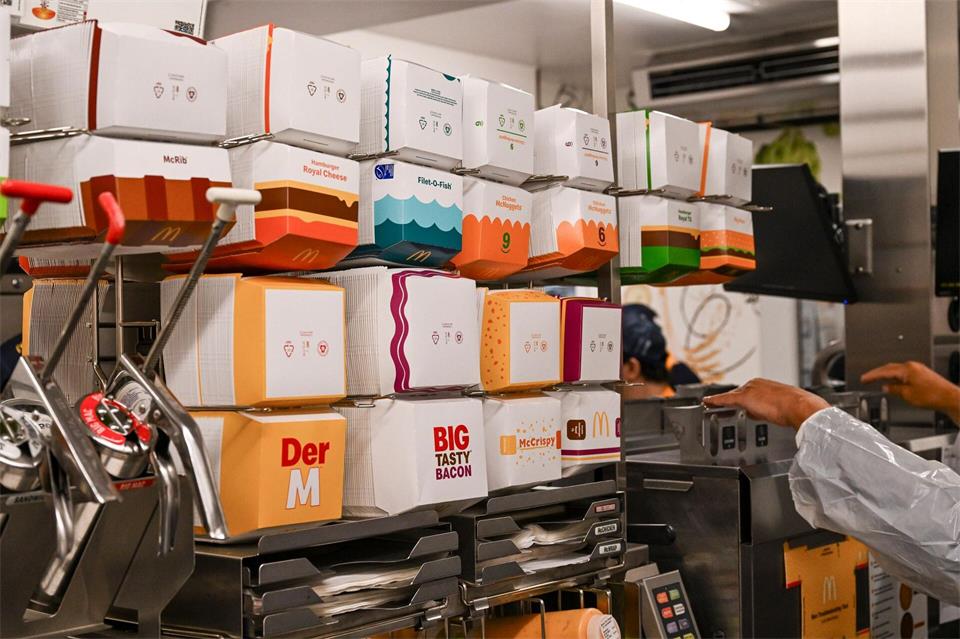 Wenn man genau schaut, ist vorne links die McRib-Packung zu erspähen - damit ist es ab Mittwoch aber erstmal vorbei. (Archivbild)Jens Kalaene/dpa