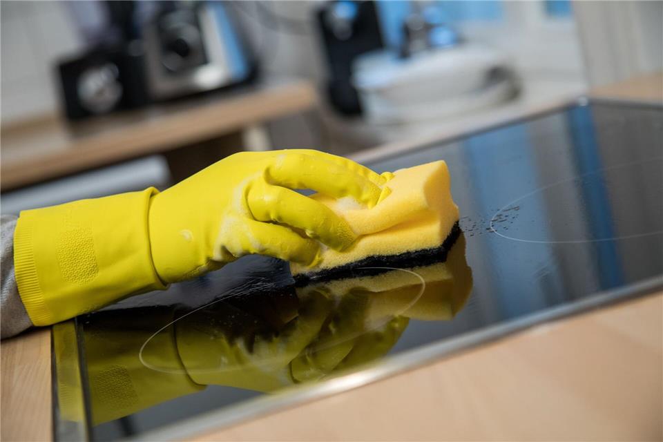 Wenn man schon in Leerlaufzeiten während des Kochens aufräumt und putzt, muss nicht einer im Anschluss das Schlachtfeld beseitigen.Christin Klose/dpa-tmn