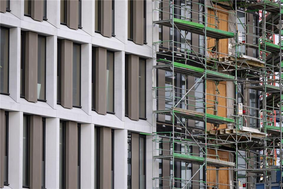 Wenn möglich, sollen Neubauten für staatliche Behörden in Zukunft die Ausnahme sein. „Mieten statt bauen“ lautet das neue Motto der Staatsregierung für Liegenschaften. (Illustration)  Sven Hoppe/dpa