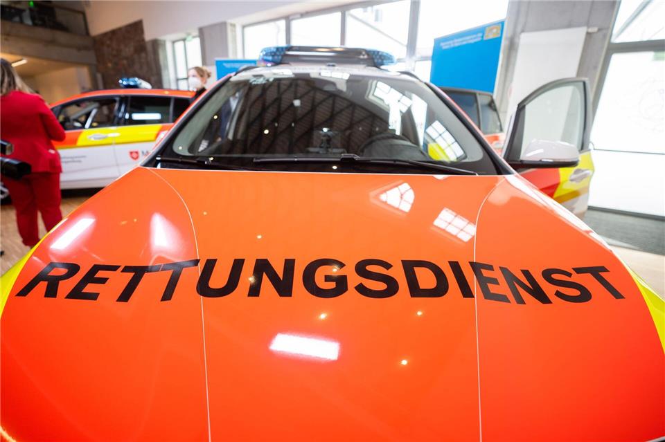 Wenn nicht gleich ein Rettungswagen nötig ist, kommt in Bayern jetzt immer öfter ein Rettungseinsatzfahrzeug. (Archivbild)Nicolas Armer/dpa