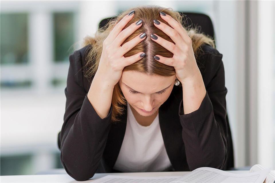 Wenn nichts mehr geht: Ein Burnout kann sich durch unterschiedliche Beschwerden bemerkbar machen. Monique Wüstenhagen/dpa-tmn