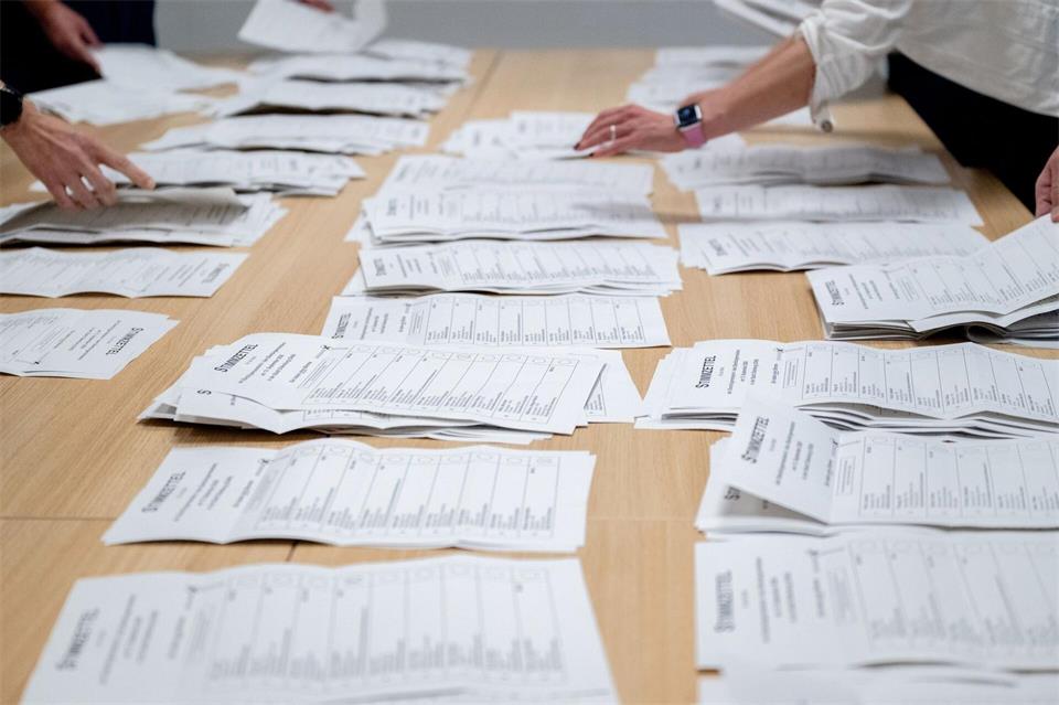 Wenn sich die Wahlhelfer verzählen, muss von vorn begonnen werden. (Symbolbild)Hauke-Christian Dittrich/dpa
