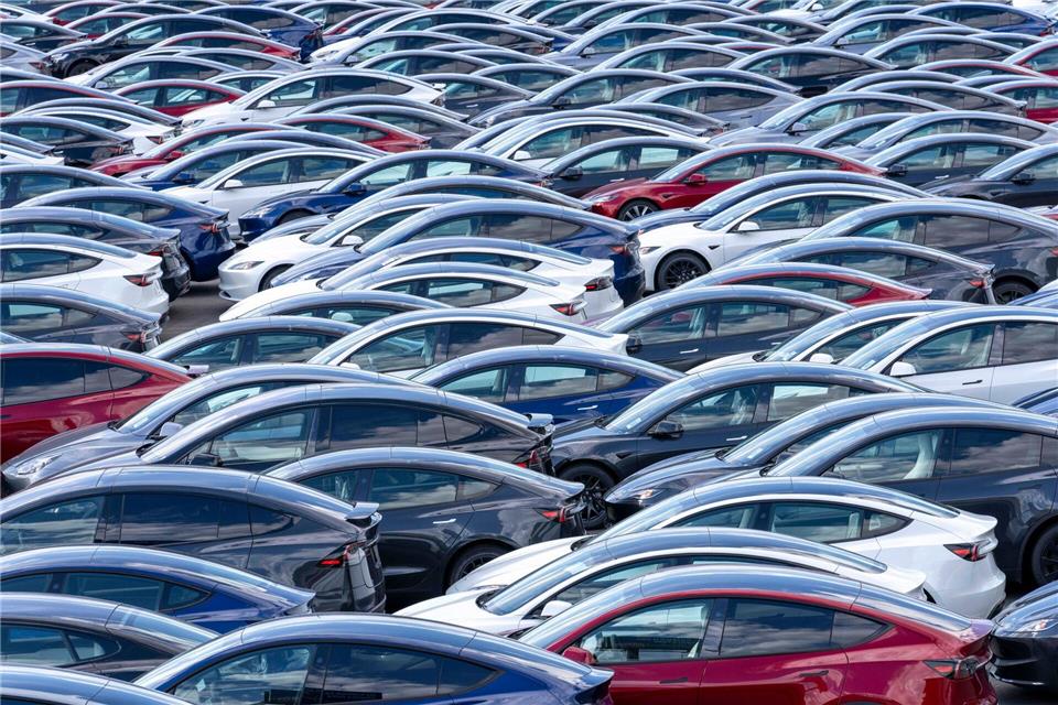 Ende der US-Elektroprämie bringt Tesla Verkaufsrekord Wenn viele Interessenten den Kauf vor Ablauf der Prämie vorgezogen haben, könnten im laufenden Quartal wieder mehr Teslas unverkauft bleiben. (Archivbild)Scott Brauer/ZUMA Press Wire/dpa