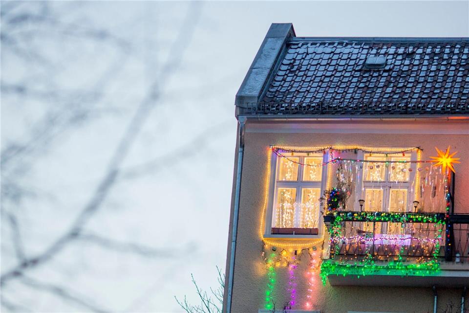 Gestaltungsfreiheit auf dem Balkon? Was Mieter alles dürfen Wenn weihnachtliche Deko und Lichterketten am Balkon der Mietwohnung angebracht werden, dürfen diese Nachbarinnen und Nachbarn nicht von einem geruhsamen Schlaf abhalten.Florian Schuh/dpa/dpa-tmn