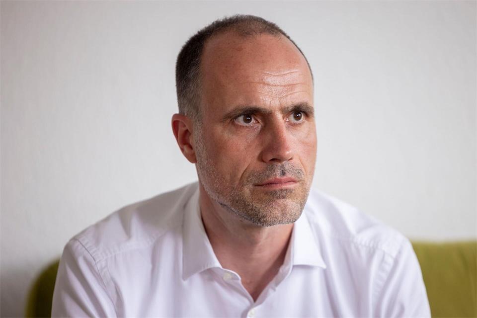 „Wenn wir wollen, dass Menschen Familie und Beruf miteinander vereinbaren können, dann müssen wir auch dafür sorgen, dass sie bei der Betreuung ihrer kranken Kinder nicht vor unlösbare Probleme gestellt werden“, sagt Hoch. (Archivfoto) Helmut Fricke/dpa