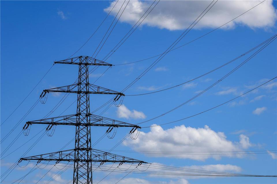 Wenn zu viel Strom aus Sonne und Wind das Netz zu überlasten droht, müssen Netzbetreiber eingreifen. (Symbolbild)Jan Woitas/dpa